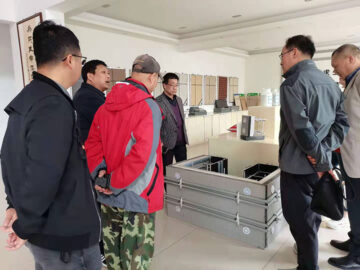 河南省建設(shè)廳科技與標(biāo)準(zhǔn)處康處長、河南省建筑協(xié)會(huì)段秘書長、河南省建筑科學(xué)研究院黃工等一行蒞臨考察